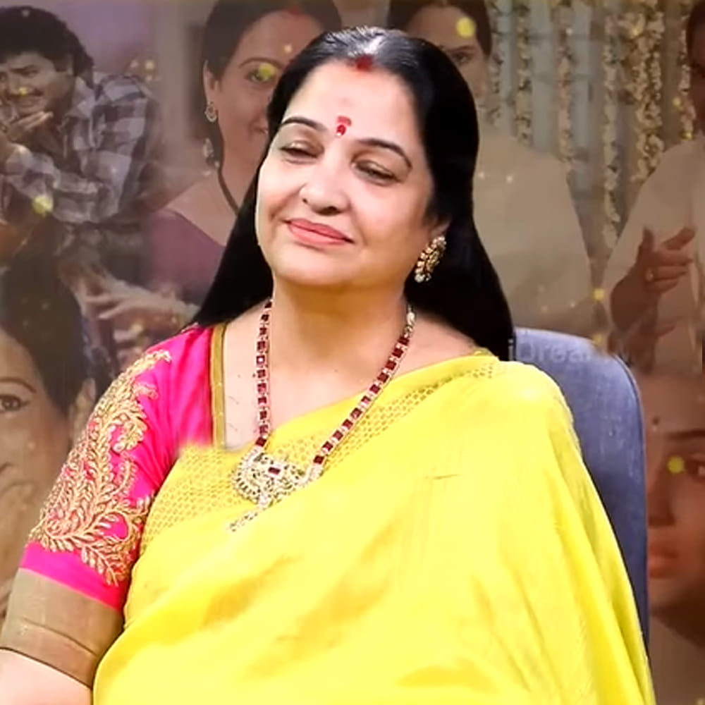 సినిమా ఇండస్ట్రీ మొత్తం మగవారి ఆధిపత్యంలోనే నడుస్తుందని, ఆడవాళ్లు తమ స్థానాన్ని నిలబెట్టుకోవడం చాలా కష్టమని జయలలిత అభిప్రాయపడ్డారు. కొన్నిసార్లు పేరున్న పెద్ద నటులు రాత్రివేళల్లో తన ఇంటికి వచ్చి తలుపులు కొట్టేవారని, ఒకసారి ఒక పెద్ద ఆర్టిస్ట్ తలుపు తెరుస్తావా లేక ఇక్కడే ఉరివేసుకుని చనిపోతావా అంటూ బెదిరించాడని ఆమె గుర్తు చేసుకున్నారు. అటువంటి పరిస్థితుల్లో తాను ఏమీ చేయలేకపోయానని, భయంతో కన్నా ఎలా తప్పించుకోవాలో ఆలోచించేదాన్నని చెప్పారు. తనను తాను కాపాడుకోలేకపోయానని అంగీకరించిన ఆమె, పరిస్థితులు అలా ఉన్నందున అందరితో ఫ్రెండ్లీగా ఉండాల్సి వచ్చిందని తెలిపారు.