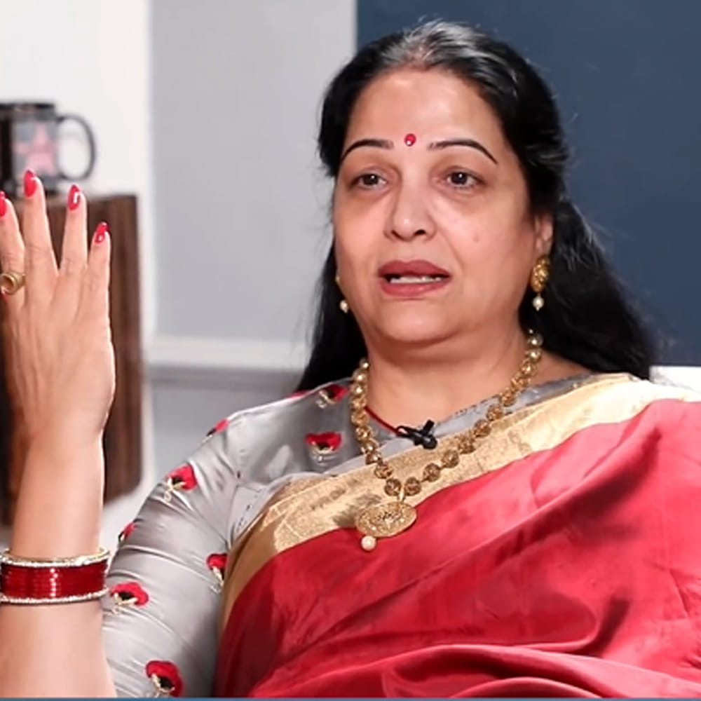 కొన్ని సందర్భాల్లో తప్పించుకోగలిగినా, అన్నిసార్లు సాధ్యం కాలేదని, అలాంటి సమయంలో తప్పక రాజీ పడాల్సి వచ్చిందని కన్నీరు పెట్టుకున్నారు. ఇది సిగ్గు కాదని, వాస్తవమని ఆమె వ్యాఖ్యానించారు. ఒక దర్శకుడు తన ప్రతిపాదనను తిరస్కరించినందుకు తనను సినిమా నుండి తీసేశాడని, ఆ సమయంలో బాధగా అనిపించినా పోరాడితే మరిన్ని తలుపులు మూసుకుపోతాయని మౌనంగా ఉండిపోయానని జయలలిత వెల్లడించారు. అవుట్‌డోర్ షూటింగ్‌కు వెళ్ళినప్పుడు కొందరు నటులు అర్ధరాత్రి తన గది తలుపులు కొట్టి బెదిరించేవారని, అయితే తాను తలుపులు తీసేదాన్ని కాదని, మరుసటి రోజు ఫోన్ చూసుకోలేదని, నిద్రలో ఉన్నానని సర్దేసేదాన్నని ఆమె తెలిపారు. ప్రతి సందర్భం తన చేతుల్లో ఉండదని, కొన్నిసార్లు తప్పించుకోలేకపోయానని ఆవేదన వ్యక్తం చేశారు. బంధం, ప్రేమ, వ్యామోహం ఏవీ లేవని, తాను వయసులో ఉన్నప్పుడు మంచి పర్సనాలిటీతో రాంప్ క్యారెక్టర్లు చేసేదాన్నని, పర్సనల్‌గా కూడా అదే క్యారెక్టర్ అయి ఉండవచ్చని చాలామంది అపోహ పడ్డారని ఆమె అన్నారు. 