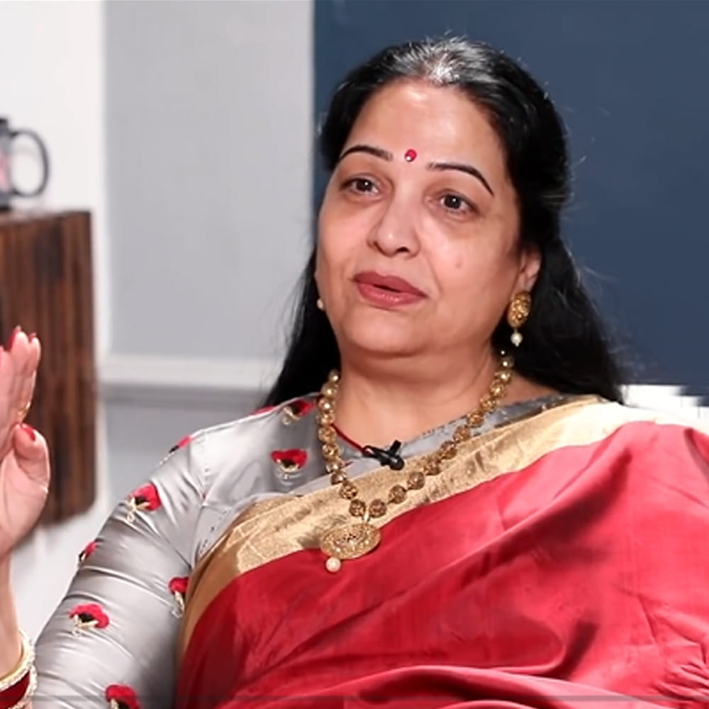 ఎన్నో సినిమాల్ క్యారెక్టర్ ఆర్టిస్ట్ గా నటించి మెప్పించారు జయలలిత. ఒకప్పుడు బిజీ ఆర్టిస్ట్ గా గడిపిన ఆమె ఇప్పుడు పెద్దగా సినిమాల్లో కనిపించడం లేదు.. సీనియర్ నటి జయలలిత తన సుదీర్ఘ సినీ ప్రయాణంలో ఎదుర్కొన్న ఒడిదుడుకులు, చేదు అనుభవాలను గతంలో ఇచ్చిన ఒక ఇంటర్వ్యూలో సంచలన రీతిలో వెల్లడించారు. కొంతమంది నటీమణులు హీరోయిన్స్‌గా కెరీర్‌ను ఆరంభించినా, సక్సెస్ కాలేక క్యారెక్టర్ ఆర్టిస్టులుగా స్థిరపడతారని, అలాంటి వారిలో తానూ ఒకరిని ఆమె పేర్కొన్నారు.
