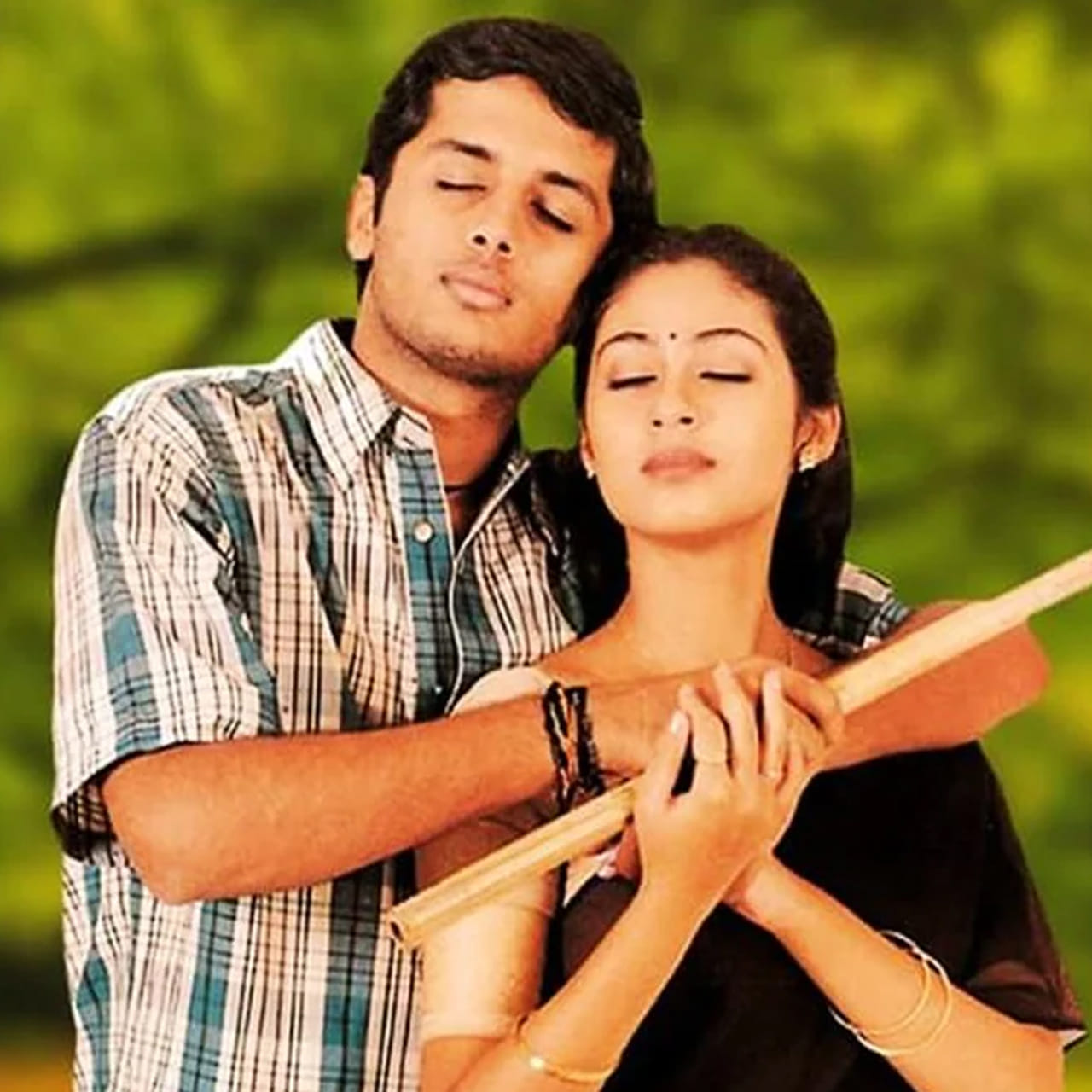 టాలీవుడ్ యాక్షన్ డైరెక్టర్ తేజ దర్శకత్వంలో నితిన్, సదా జంటగా నటించిన చిత్రం ‘జయం’. 2002లో విడుదలైన ఈ సినిమా థియేటర్లలో బ్లాక్ బస్టర్ హిట్ అయ్యింది. బాక్సాఫీస్ వద్ద ఈ సినిమా ఎంతటి సంచలన విజయం సాధించిందో, అప్పట్లో యువతను ఏ రేంజ్ లో ఊపేసిందో అందరికీ తెలిసిందే. ‘వెళ్ళవయ్యా వెళ్ళిపో’ అంటూ ఈ సినిమాతో తెలుగు ఇండస్ట్రీలోకి ఎంట్రీ ఇచ్చిన హీరోయిన్ సదా రాత్రికి రాత్రే స్టార్ సెలబ్రిటీగా మారిపోయింది. అయితే, ఈ ఐకానిక్ పాత్రకు సంబంధించిన ఒక ఆసక్తికరమైన నిజం ఇప్పుడు సోషల్ మీడియాలో హాట్ టాపిక్గా మారింది.