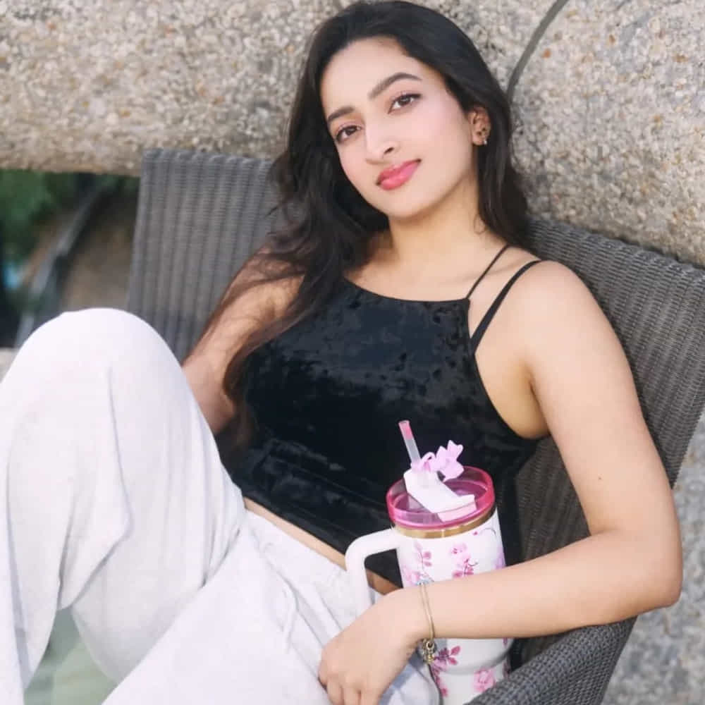 మహేష్ బాబు సోదరి మంజుల ఘట్టమనేని, నటుడు సంజయ్ స్వరూప్ దంపతుల కుమార్తె జాహ్నవి స్వరూప్ ఇప్పటికే ఒక తెలుగు సినిమాలో నటించిందన్న విషయం చాలా మందికి తెలియదు. ఈ ఆసక్తికరమైన విషయాన్ని వెలుగులోకి తెస్తూ నెటిజన్లు ఆమె నటనపై ప్రశంసలు కురిపిస్తున్నారు. సాధారణంగా ఘట్టమనేని కుటుంబం నుంచి హీరోలు రావడం మనం చూస్తుంటాం. కృష్ణ వారసత్వాన్ని పుచ్చుకుని రమేష్ బాబు, మహేష్ బాబు స్టార్లుగా ఎదిగారు. ఆ తర్వాత తరం నుంచి సుధీర్ బాబు, నటుడు సంజయ్, మంజుల ఘట్టమనేని సినిమాల్లోకి వచ్చారు.