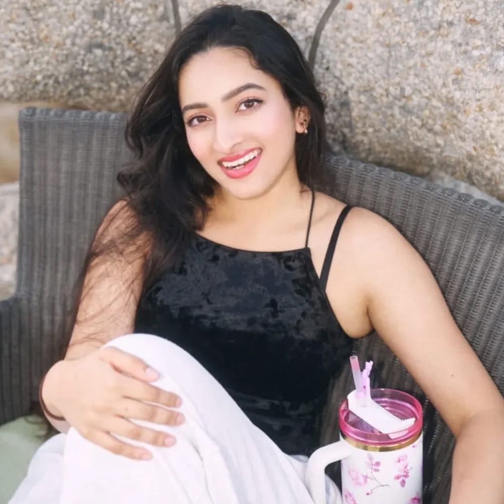 Jhanavi మొత్తానికి, సూపర్ స్టార్ మేనకోడలు ఇప్పటికే సిల్వర్ స్క్రీన్ పై సందడి చేసిందని తెలిసి నెటిజన్లు "సూపర్ స్టార్ ఫ్యామిలీ నుంచి మరో స్టార్ రెడీ అవుతోంది" అంటూ కామెంట్స్ చేస్తున్నారు. ఆమె భవిష్యత్తులో సినిమాల్లోకి రావాలని కోరుకునే వారు కూడా తక్కువేం లేరు. మహేష్ బాబు మేనకోడలు, మంజుల ఘట్టమనేని కూతురు జాన్వీ స్వరూప్ త్వరలోనే హీరోయిన్ గా ఎంట్రీ ఇవ్వనుంది. మంజుల తన కూతురు ఫోటోలను అప్పుడప్పుడు సోషల్ మీడియాలో షేర్ చేస్తూ ఉంటుంది.Stunning
