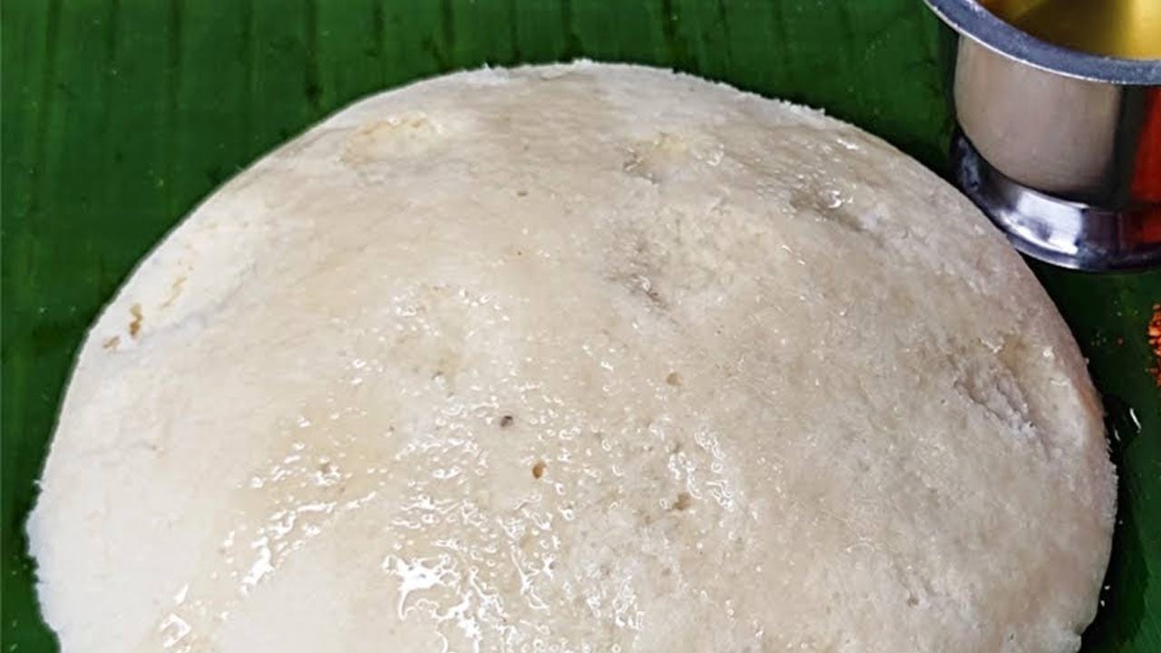 జొన్నఆవిరి కుడుము తయారీ విధానం:  ముందుగా బియ్యపు రవ్వను తీసుకుని 10 నిమిషాలు పాటు వీటిని నీటిలో నానబెట్టాలి. ఇంకా  ఒక చిన్న గిన్నెలో జొన్న పిండి, అలాగే, నానబెట్టిన రవ్వను  వేసి బాగా కలుపుకోవాలి. ఇంకా దీనిలో కట్ చేసిన ఉల్లిపాయ ముక్కలు, నాలుగు పచ్చిమిర్చి, అర టేబుల్ స్పూన్ జీలకర్ర, నాలుగు కరివేపాకు ఆకులు, అర కట్ట కొత్తిమీర, ఇంకా ఉప్పును కూడా  వేసి బాగా కలపాలి.
