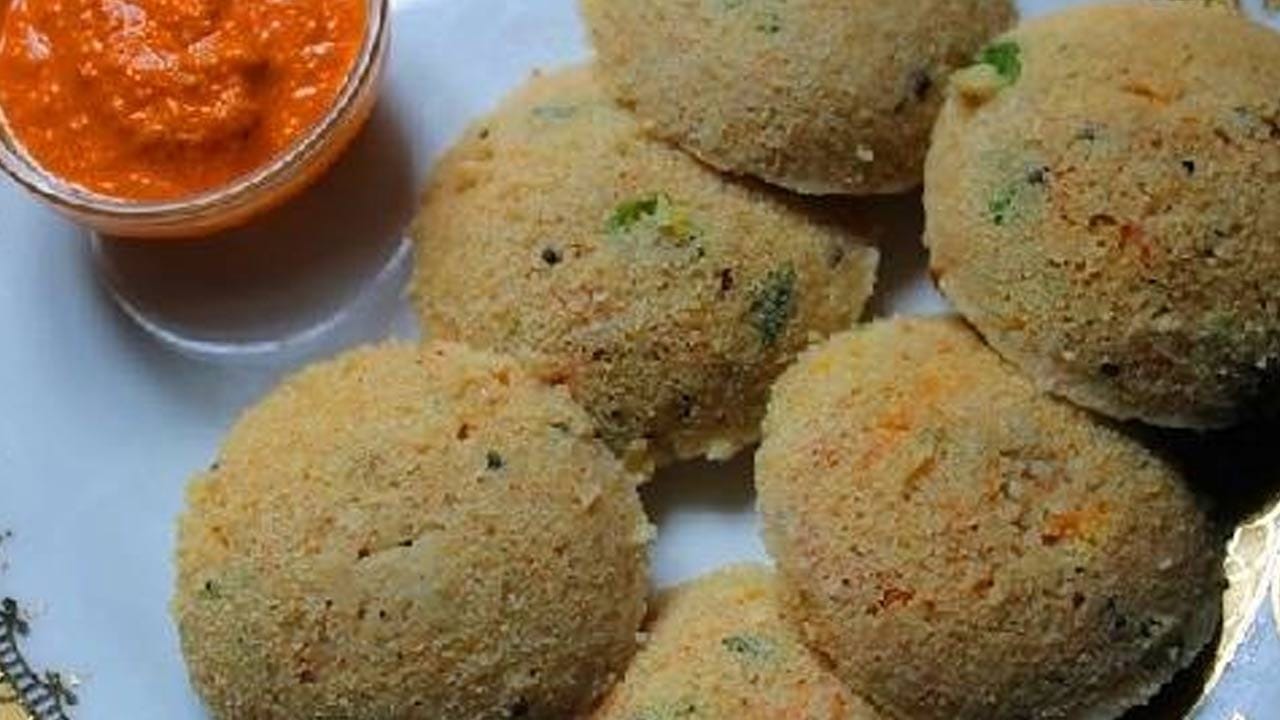 ఉదయాన్నే లైట్ టిఫిన్ తినాలనుకునే వాళ్ళు జొన్నలతో చేసిన మెత్తని ఇడ్లీలు మంచి డైట్. నార్మల్ బియ్యం ఇడ్లీలకు బదులుగా జొన్నలతో చేసినవి తింటే ఫైబర్, ప్రోటీన్ అధికంగా ఉంటాయి. ముఖ్యంగా షుగర్, బీపీ ఉన్నవారికి ఇవి సూపర్ ఫుడ్. ఇవి ఆరోగ్యానికి  ఎంతో మేలు చేస్తాయి. ఇంకా మెత్తగా .. స్పాంజిలాగా ఉండే  జొన్న ఇడ్లీలు ఇంట్లోనే ఈజీగా  చేసుకోవచ్చు.