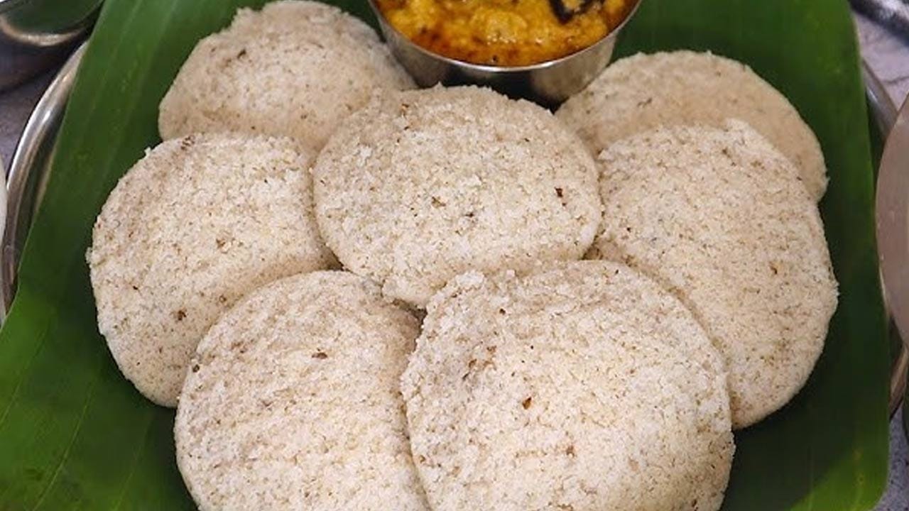 
జొన్నలతో చేసే మెత్తని ఇడ్లీలకు  కావాల్సిన పదార్థాలు: రెండు కప్పులు జొన్నలు, ఒక కప్పు మినప్పప్పు, అర కప్పు అటుకులు , 
ఒక టేబుల్ స్పూన్ మెంతులు , రుచికి సరిపడా ఉప్పు , ఒక గ్లాస్ నీరు , ఇడ్లీ ప్లేట్లకు సరిపడా నూనె తీసుకుంటే సరిపోతోంది. ఇది రాస్తే 
ఇడ్లీలు బాగా వస్తాయి. సరైన కొలతలతో చేస్తే రుచి అదిరిపోతోంది. 
