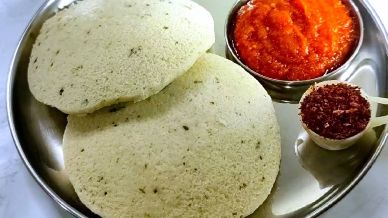 జొన్నఆవిరి కుడుము తయారీ విధానం స్టెప్ 1 : ఈ కుడుములను పెట్టిన తరవాత మీడియం  మంటపై కనీసం 30 నిమిషాల పాటు ఆవిరిలో బాగా ఉడికించాలి. ఇది బాగా ఉడికిన తర్వాత ఒక ప్లేట్ లేదా గిన్నెలోకి తీసుకుని కొబ్బరి చట్నీతో కానీ మామిడి కాయ  చట్నీతో తింటే రుచి అదిరిపోతోంది. ఇది వరకు రోజుల్లో రైతన్నలు ఇవే తినేవాళ్లు. 
