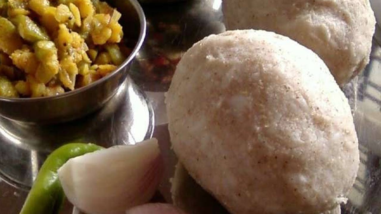 కొద్దీ సేపు అయ్యాక దీనిలో జొన్న పిండిని కూడా వేసి కొద్దికొద్దిగా కలుపుతూ.. ఆలాగే ఇంకో చేతితో గరిటే లేదా కర్రతో మిక్స్ అయ్యేలా దీనిని కలపాలి. లేదంటే పిండి  ఉండలు ఉండలుగా అయ్యే  అవకాశం ఉంది.  ఇంకా పిండి వేశాక దీని మీద మూతపెట్టి కనీసం 15 నిమిషాలు పాటు మీడియం  మంటపై  దీనిని బాగా ఉడికించాలి. ఈ సమయంలో పిండి ఉడికి  ముద్దలాగా మారుతుంది.