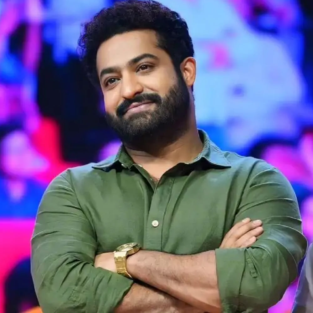ఈ పాత్రకు ఎవరైనా పెద్ద స్టార్ హీరో అయితేనే న్యాయం జరుగుతుందని భావించిన చిత్ర బృందం, జూనియర్ ఎన్టీఆర్ పేరును పరిశీలిస్తున్నట్లు ఇండస్ట్రీ టాక్. ఎన్టీఆర్ గతంలో నిజ జీవితంలో కూడా పలుమార్లు అయ్యప్ప దీక్షను ఎంతో నిష్ఠతో తీసుకున్నారు. ఆయన గంభీరమైన వాయిస్, నటనలోని దైవిక తీక్షణత ఈ పాత్రకు నూటికి నూరు పాళ్ళు సరిపోతాయని దర్శకుడు భావిస్తున్నట్లు సమాచారం. రవితేజ , జూనియర్ ఎన్టీఆర్ మధ్య రియల్ లైఫ్‌లో ఎంతో మంచి స్నేహబంధం ఉంది. 