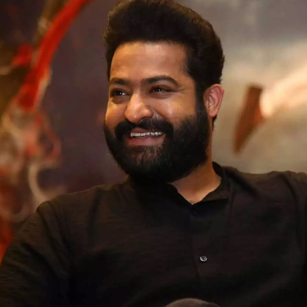 ఒకవేళ ఈ వార్త కనుక నిజమైతే, వీరిద్దరి కాంబినేషన్‌ను ఒకే స్క్రీన్‌పై చూడటం అభిమానులకు పూనకాలు తెప్పించే విషయమే అవుతుంది. ముఖ్యంగా మైత్రీ మూవీ మేకర్స్ సంస్థతో ఎన్టీఆర్‌కు ఉన్న సాన్నిహిత్యం కారణంగా ఈ క్యామియో రోల్ నిజమయ్యే అవకాశాలు ఉన్నాయంటూ నెటిజన్లు లెక్కలు వేస్తున్నారు. ఈ క్రేజీ కాంబినేషన్, 'అయ్యప్ప' పాత్రపై చిత్ర యూనిట్ గానీ, లేదా జూనియర్ ఎన్టీఆర్ టీమ్ గానీ ఇప్పటివరకు ఎలాంటి అధికారిక ప్రకటన చేయలేదు. ఇది కేవలం చర్చల దశలోనే ఉందా లేదా కేవలం పుకారు మాత్రమేనా అనేది తెలియాలంటే మరికొన్ని రోజులు ఆగాల్సిందే.