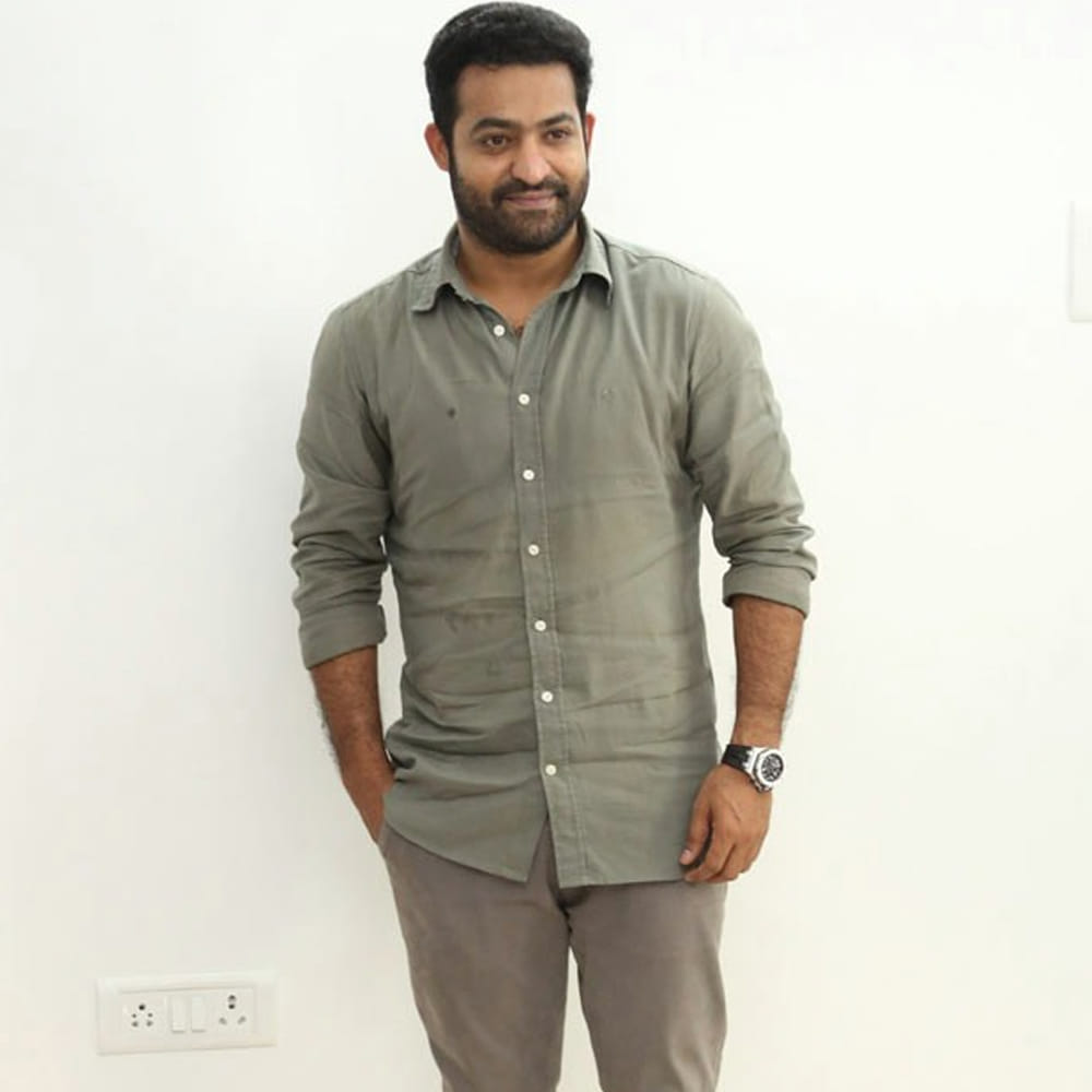 జూనియర్ ఎన్టీఆర్ డెడికేషన్ గురించి వివరిస్తూ, ఒక మూమెంట్ కోసం ఆయన పడే కష్టం చూస్తే పిచ్చెక్కుతుందని అన్నారు. కాళ్లు వాచిపోయినా, ఆ మూమెంట్ వచ్చే వరకు విశ్రాంతి తీసుకోకుండా సాధన చేస్తారని, అలాంటి డెడికేషన్ ఏ మనిషిలోనూ చూడలేదని రంభ ప్రశంసించారు. మైఖేల్ జాక్సన్ వచ్చినా ఎన్టీఆరే బెస్ట్ డాన్సర్ అని చెప్తానని ధీమాగా అన్నారు. విజయవాడ విజయలక్ష్మి రంభగా మారకుండా ఉండుంటే ఏమయ్యేదని అడిగిన ప్రశ్నకు, డాక్టర్, ఇంజనీర్ వంటివి కాదని, తన తండ్రి తన అల్లరి చూసి 18 ఏళ్లకే పెళ్లి చేసి పంపించేసేవారని సరదాగా బదులిచ్చారు.