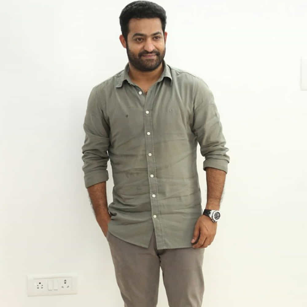 జూనియర్ ఎన్టీఆర్ డెడికేషన్ గురించి వివరిస్తూ, ఒక మూమెంట్ కోసం ఆయన పడే కష్టం చూస్తే పిచ్చెక్కుతుందని అన్నారు. కాళ్లు వాచిపోయినా, ఆ మూమెంట్ వచ్చే వరకు విశ్రాంతి తీసుకోకుండా సాధన చేస్తారని, అలాంటి డెడికేషన్ ఏ మనిషిలోనూ చూడలేదని రంభ ప్రశంసించారు. మైఖేల్ జాక్సన్ వచ్చినా ఎన్టీఆరే బెస్ట్ డాన్సర్ అని చెప్తానని ధీమాగా అన్నారు. విజయవాడ విజయలక్ష్మి రంభగా మారకుండా ఉండుంటే ఏమయ్యేదని అడిగిన ప్రశ్నకు, డాక్టర్, ఇంజనీర్ వంటివి కాదని, తన తండ్రి తన అల్లరి చూసి 18 ఏళ్లకే పెళ్లి చేసి పంపించేసేవారని సరదాగా బదులిచ్చారు.