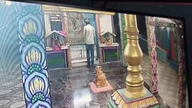భక్తుడిలా గుళ్లలోకి వచ్చాడు.. గంట కొట్టి దేవుడిని మొక్కాడు..
