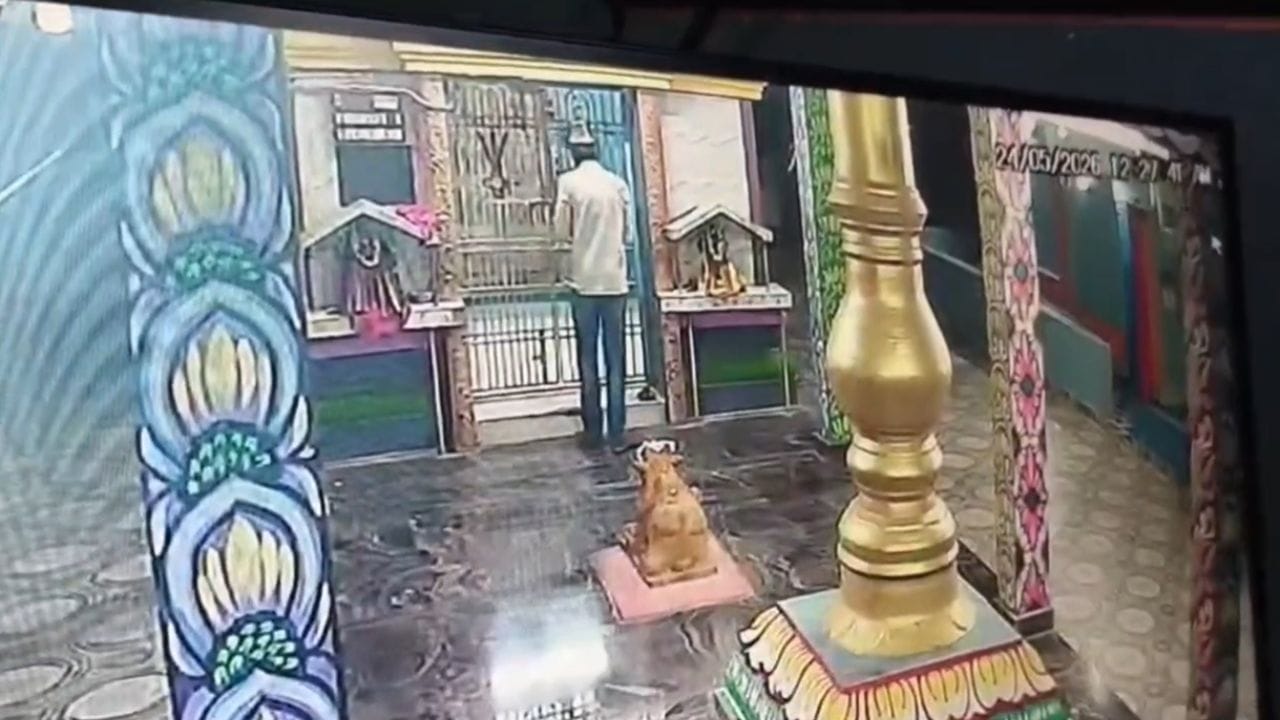 భక్తుడిలా గుడిలోకి వచ్చాడు.. గంట కొట్టి దేవుడిని మొక్కాడు.. ఆ తర్వాతే అసలు పని స్టార్ట్ చేశాడు..