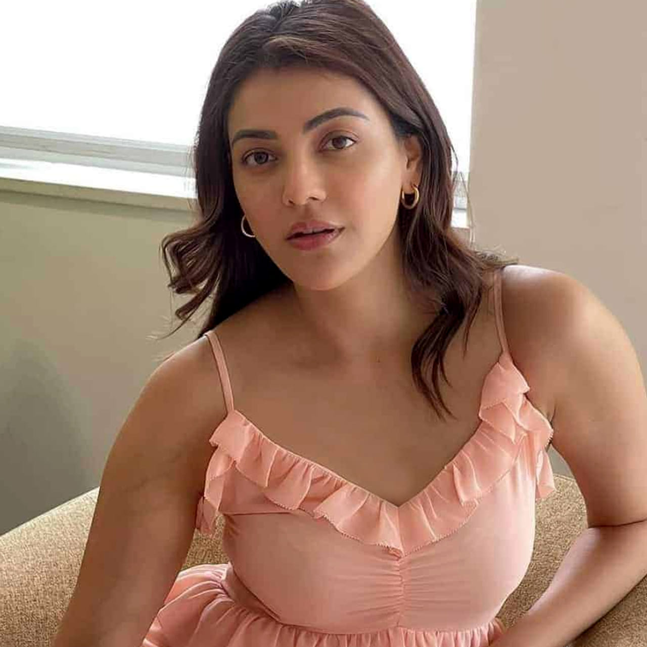 Kటాలీవుడ్ అందాల చందమామ కాజల్ అగర్వాల్.. ప్రస్తుతం సినిమాల స్పీడ్ తగ్గించింది. పెళ్లి తర్వాత ఈ ముద్దుగుమ్మ ఆచితూచి సినిమాలు చేస్తుంది. భగవంత్ కేసరి సినిమా తర్వాత ఇప్పుడు ఈ అమ్మడు తెలుగులో మరో సినిమా చేయలేదు. కాగా గతంలో ఆమె ఓ ఇంటర్వ్యూలో తన కో స్టార్స్ గురించి, అల్లు అర్జున్, ప్రభాస్లతో తన జ్ఞాపకాలను ఒక ఇంటర్వ్యూలో పంచుకుంది. తాను తన సహనటులందరితోనూ మంచి పని సంబంధాలను కలిగి ఉన్నానని, సెట్లో అందరూ సహకారంతో ఉంటారని చెప్పుకొచ్చింది. సలహాలను ఎల్లప్పుడూ స్వాగతిస్తానని, కొన్నిసార్లు సహనటులు ఇచ్చిన సలహాలను తాను ఉపయోగించి అవి విజయవంతం అయినప్పుడు వారికి కృతజ్ఞతలు చెప్పడానికి వెనకాడనని కాజల్ పేర్కొన్నారు.