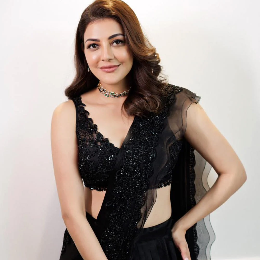 అయితే తాను నటన నైపుణ్యాలకే ఎక్కువ ప్రాధాన్యత ఇస్తానని స్పష్టం చేసింది. గ్లామర్ అంటే కేవలం అందాల ప్రదర్శన కాదని కాజల్ చెప్పుకొచ్చింది. చీరలో లేదా జీన్స్తో బాగా సరిపోయే ఫుల్-స్లీవ్ టీ-షర్ట్లో కూడా తాను చాలా గ్లామరస్గా కనిపించగలనని తెలిపింది. సొగసైన రూపానికి, అసభ్యంగా ఉండటానికి మధ్య ఒక సన్నని గీత ఉంటుందని కాజల్ తెలిపింది. తాను సొగసైన రూపానికి మాత్రమే ప్రాధాన్యత ఇస్తానని, ఆ గీతను దాటి ఎప్పుడూ అసభ్యంగా ప్రవర్తించబోనని ఆమె తెలిపింది. తన తండ్రితో కలిసి సినిమా చూడలేని విధంగా తాను ఎప్పుడూ అందాల ప్రదర్శన చేయనని ఆమె తన అభిప్రాయాన్ని స్పష్టంగా వ్యక్తం చేసింది. ఈ కామెంట్స్ ఇప్పుడు వైరల్ అవుతున్నాయి.