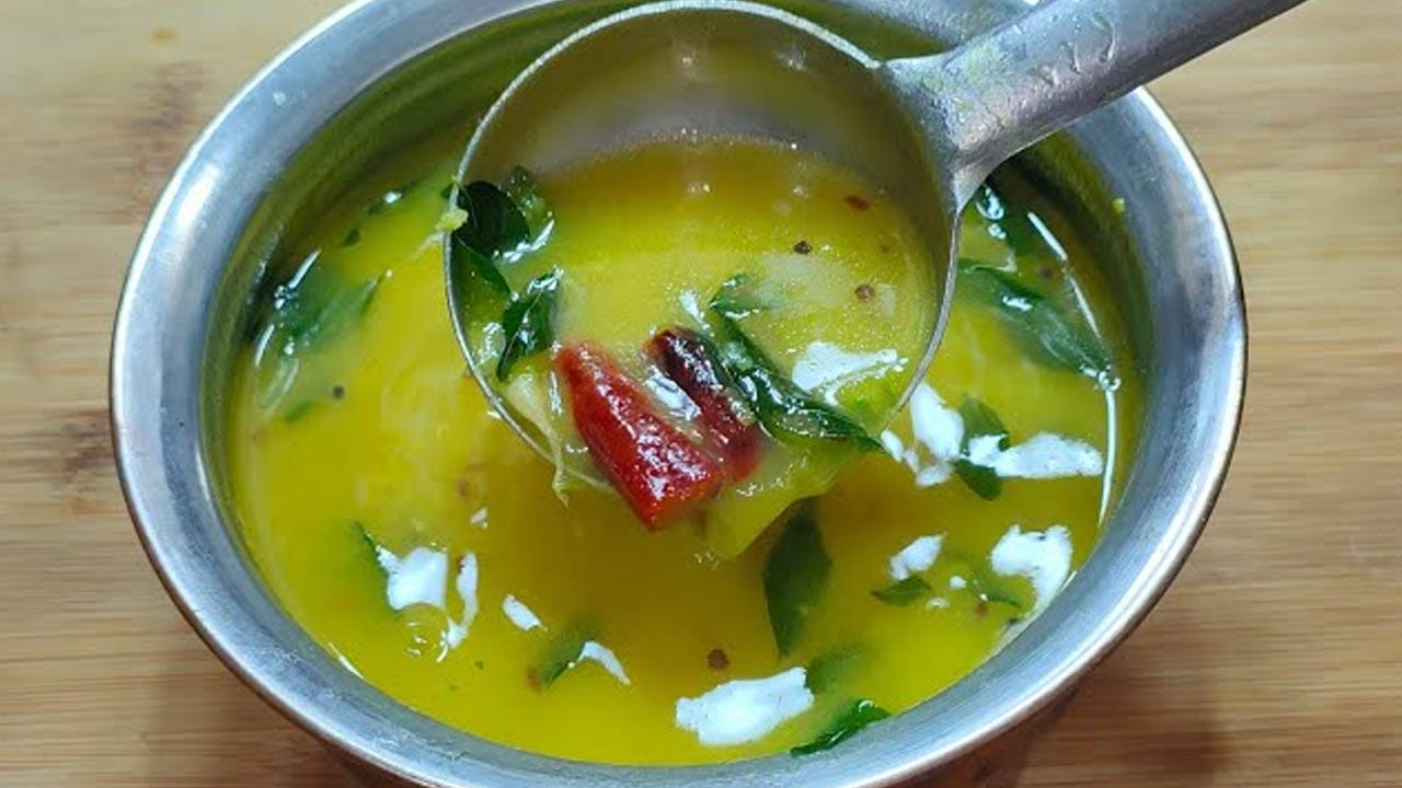 తెలుగు వంటల్లో కందికట్టు, ముద్దపప్పు స్థానమే వేరు ఎందుకంటే వీటిని తినని వారంటూ ఉండరు. చిన్న పిల్లల నుంచి పెద్ద వాళ్ళ వరకు చాలా మంది ఇష్టంగా తింటారు. ఇంకా  వేడి వేడి అన్నంలో కొద్దిగా నెయ్యి వేసుకుని ఉంటే దీని రుచే  వేరు. మరి ఈ కాంబో అంత స్పెషల్. 
ఇంకా ఇది చాలా ఈజీగా జీర్ణమవుతుంది. 
