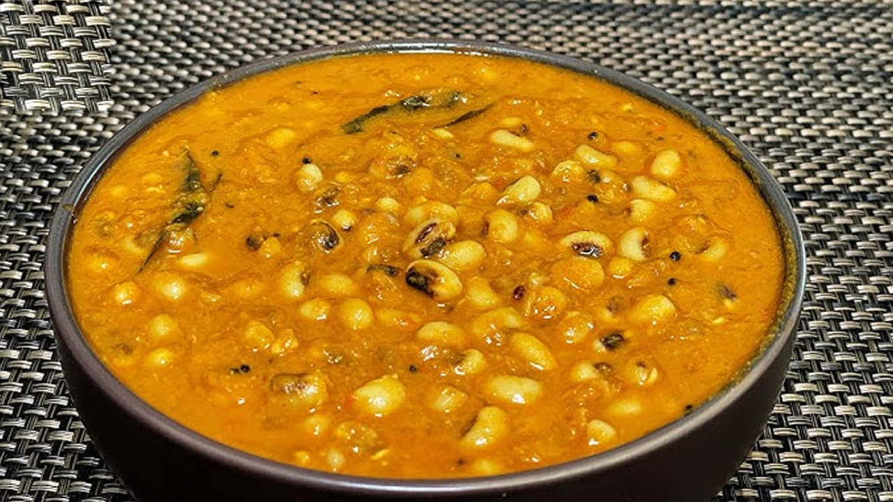 కుర్మా తయారీ కోసం అరకప్పు అలసందలను (Black Eyed Beans) రాత్రంతా నీటిలో నానబెట్టాలి. నానిన తర్వాత ఇవి సుమారు కప్పుంబావు వరకు అవుతాయి. ఇప్పుడు ఒక ప్రెజర్ కుక్కర్లో నానబెట్టిన అలసందలు, తొక్క తీసి సగంగా కోసిన ఒక బంగాళదుంప (ఆలూ), మరియు రెండు టమోటా ముక్కలను వేయాలి. ఇందులో మూడు కప్పుల నీళ్లు పోసి, కుక్కర్ మూత పెట్టి మీడియం ఫ్లేమ్పై 4 విజిల్స్ వచ్చే వరకు ఉడికించాలి.