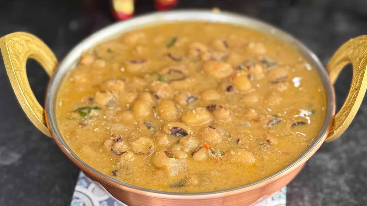 విజిల్స్ వచ్చిన తర్వాత ప్రెజర్ పూర్తిగా పోయాక... ఉడికిన బంగాళదుంప, టమోటా ముక్కలను విడిగా తీసి, మనం ముందుగా నానబెట్టుకున్న జీడిపప్పు-కొబ్బరి మిశ్రమంతో కలిపి మిక్సీలో మెత్తటి పేస్ట్లా గ్రైండ్ చేసుకోవాలి. అలసందలు చేత్తో నలిపితే మెత్తగా అయ్యేలా ఉడకడం ఎంతో ముఖ్యం, అప్పుడే కూర టెక్స్చర్ బాగుంటుంది.