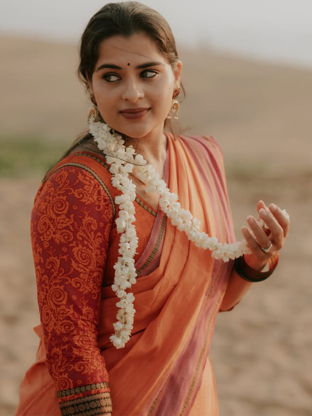 ట్రెడిషనల్ అండ్ మోడ్రన్ లుక్స్‌తో కావ్య కళ్యాణ్‌రామ్ గ్లామర్ ట్రీట్..