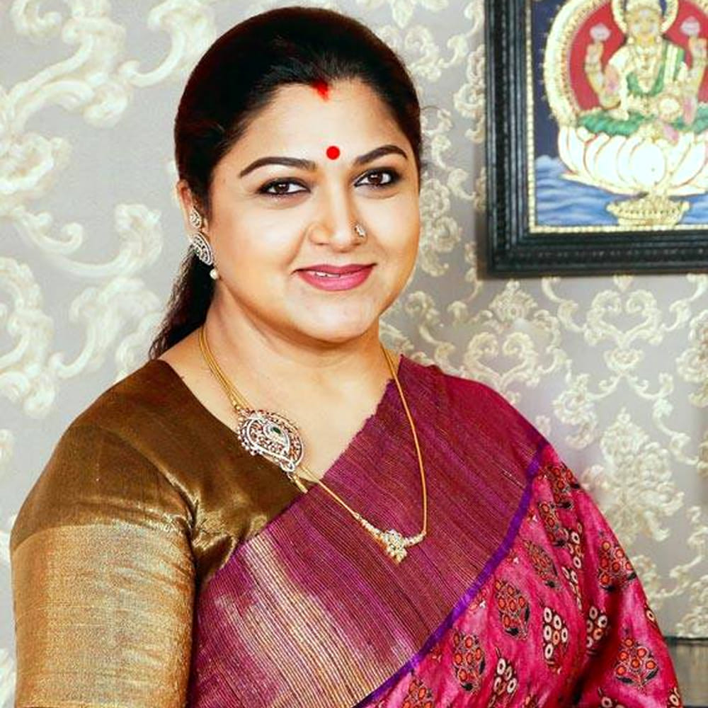 ఒకప్పుడు వరుస సినిమాలతో ప్రేక్షకులను విశేషంగా ఆకట్టుకున్నారు నటి కుష్బూ. అందం, అభినయంతో ఎంతో మంది అభిమానులను సొంతం చేసుకున్నారు. అప్పటిలో కుర్రాళ్ల డ్రీమ్ గర్ల్ ఆమె.తమిళ్ తో పాటు సమానంగా తెలుగులోనూ సినిమాలు చేసి హిట్స్ అందుకున్నారు కుష్బూ. అలాగే తెలుగులో అగ్ర హీరోలందరితో కలిసి నటించారు కుష్బూ. హీరోయిన్ గా రాణిస్తున్న సమయంలోనే ఆమె రాజకీయాల్లోకి ఎంట్రీ ఇచ్చారు. 