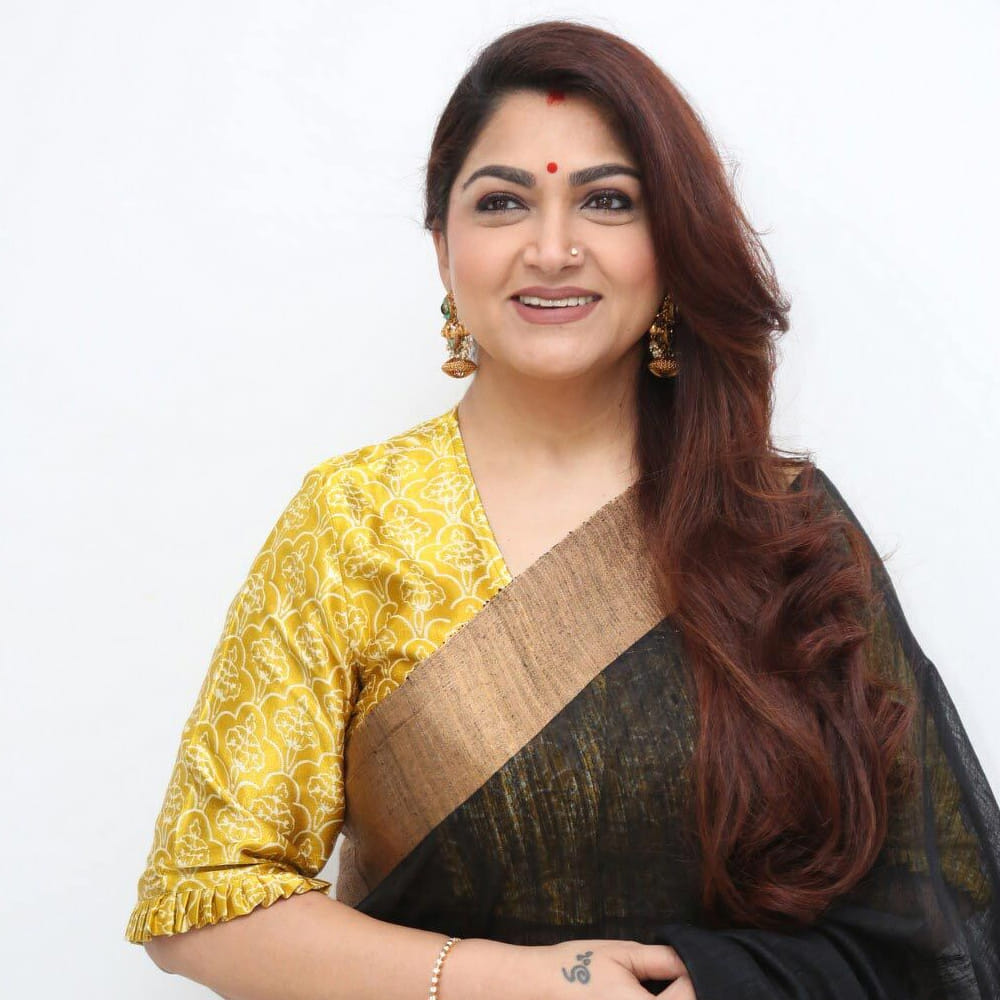 బెంగళూరులో జరిగిన షూటింగ్ సందర్భంగా, నాగార్జున తన ఇంగ్లీష్ మెరుగుపరచుకోవడానికి ఒక పుస్తకాన్ని బహుమతిగా ఇచ్చారని ఆమె తెలిపారు. ఆ పుస్తకం ఇప్పటికీ తన వద్ద ఉందని, దానిని చదవడం ద్వారా తాను ఎన్నో విషయాలు నేర్చుకున్నానని కుష్బూ చెప్పారు. తొమ్మిదో తరగతి కూడా పూర్తి చేయకపోయినా, నాగార్జున ఇచ్చిన ఆ పుస్తకం తన జీవితంలో ఒక మలుపు అని, దాని ద్వారానే తనకు పుస్తకాల చదవడం పై ఆసక్తి పెరిగిందని, నేడు తన వద్ద భారీ పుస్తకాల సేకరణ ఉందని ఆమె వివరించారు.