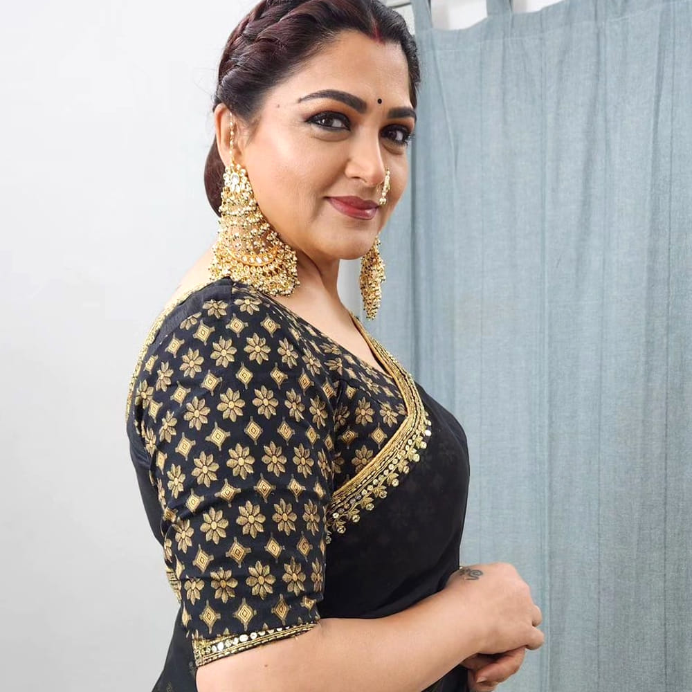 ప్రస్తుతం తాను అనర్గళంగా ఇంగ్లీష్ మాట్లాడుతున్నానని, దీనికి నాగార్జునకు క్రెడిట్ ఇస్తానని కుష్బూ అన్నారు. తెలుగు, తమిళం కాకుండా ఉర్దూ, హిందీ, మరాఠీ, కన్నడ, గుజరాతీ భాషలు తెలుసని, పంజాబీని కొంతవరకు అర్థం చేసుకోగలనని ఆమె తెలిపారు. తనను తమిళ ఇంటి కోడలిగా పిలవడం సంతోషంగా ఉందని, అయితే తాను "దక్షిణ భారతీయ కుమార్తె"గా ఉండటానికే ఎక్కువ ప్రాధాన్యత ఇస్తానని కుష్బూ పేర్కొన్నారు.