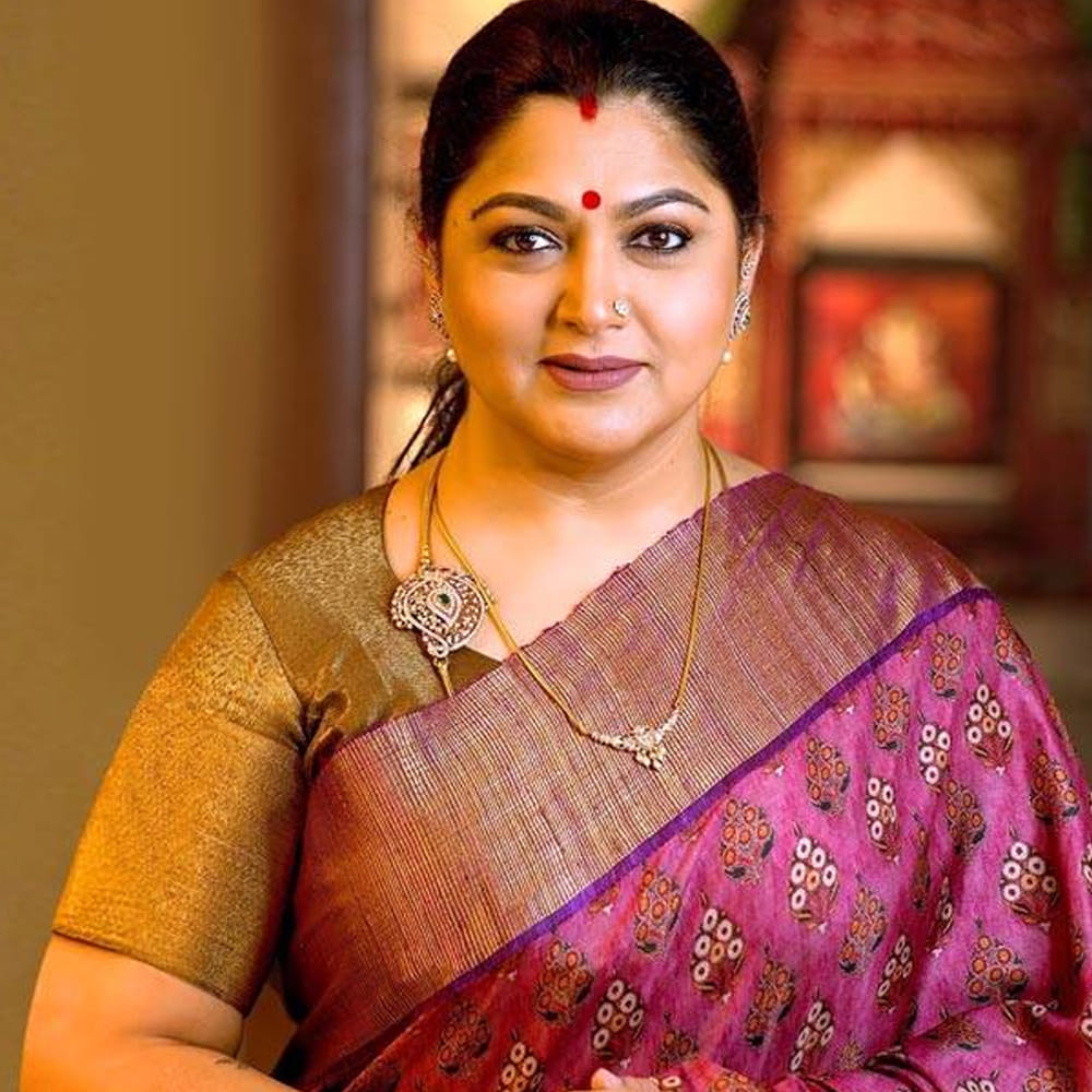 రాజకీయాల్లోకి ఎంట్రీ ఇచ్చిన తర్వాత కొంతకాలం సినిమాలకు బ్రేక్ ఇచ్చారు కుష్బూ. ఆతర్వాత సెకండ్ ఇన్నింగ్స్ మొదలుపెట్టి సినిమాలు చేశారు. ప్రస్తుతం కుష్బూ సహాయక పాత్రల్లో నటిస్తూ ఆకట్టుకుంటున్నారు.అమ్మ , అత్త, వదిన పాత్రల్లో కనిపిస్తూ ప్రేక్షకులను మెప్పిస్తున్నారు. అయితే కుష్బూ గతంలో ఓ హీరో గురించి చేసిన కామెంట్స్ ఇప్పుడు మరోసారి నెట్టింట వైరల్ అవుతున్నాయి.