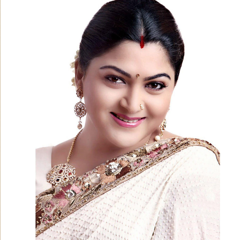 కాగా కుష్బూ గతంలో ఓ ఇంటర్వ్యూలో తన వ్యక్తిగత, వృత్తిపరమైన జీవితానికి సంబంధించిన అనేక అంశాలను పంచుకున్నారు. తన ఆంగ్ల భాషా నైపుణ్యానికి, ఆత్మవిశ్వాసానికి నటుడు అక్కినేని నాగార్జున ఎలా కారణమయ్యారో ఆమె వెల్లడించారు. సినిమాల్లో తన తొలి రోజుల్లో, కలియుగ పాండవులు చిత్రంలో వెంకటేష్తో నటించిన తర్వాత, తన తదుపరి హీరో నాగార్జున అని కుష్బూ గుర్తు చేసుకున్నారు.
