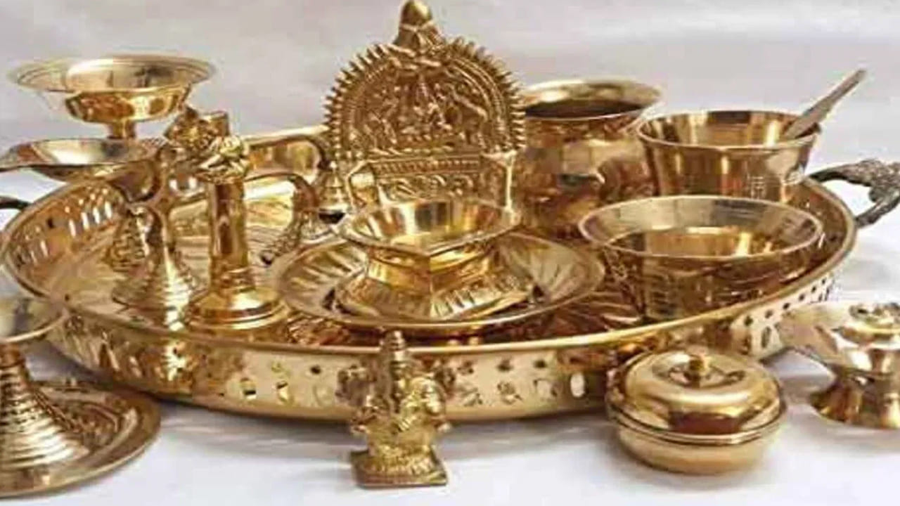 నిమ్మరసం, ఉప్పు: రాగి పాత్రల్లో నీరు తాగడం ఆరోగ్యానికి ఎంతో మంచిది. కానీ గాలి, తేమ తగలడం వల్ల ఇవి త్వరగా నల్లగా లేదా ఆకుపచ్చగా మారిపోతుంటాయి. వీటిని సాధారణ డిష్‌వాష్ సబ్బులతో తోమితే అంతగా మెరవవు. అయితే, మన వంటగదిలో ఉండే సహజ వస్తువులతోనే రాగి పాత్రలను కొత్తవాటిలా మెరిపించవచ్చు. రాగి పాత్రలను శుభ్రం చేయడానికి ఇది అత్యంత ప్రజాదరణ పొందిన, సులభమైన పద్ధతి. ఒక నిమ్మకాయను సగానికి కోసి, దానిపై కాస్త ఉప్పు చల్లాలి. ఆ నిమ్మచెక్కతో రాగి పాత్రపై రుద్దితే నిమిషాల్లోనే నలుపుదనం పోయి పాత్ర మెరుస్తుంది. ప్రత్యామ్నాయంగా నిమ్మరసం, ఉప్పు కలిపి పేస్ట్‌లా చేసి పాత్రలకు రాసి ఐదు నిమిషాల తర్వాత నీటితో కడిగేయవచ్చు.
