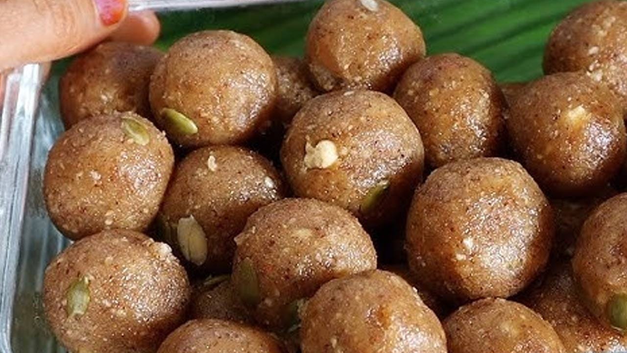
ఎంతో మంది ఈ కొబ్బరిని చాలా ఇష్టంగా తింటారు. ఇక వీటితో చేసిన లడ్డులను వదలకుండా లాగిస్తారు.  ఇంకా వీటిలో బెల్లం వేయడం వలన ఇవి చాలా స్వీట్ గా ఉంటాయి. అయితే, సరైన విధంగా చేస్తే చేసి తింటే రుచిగా ఉంటాయి. మరి, ఆలస్యం దీనికి కావాల్సిన పదార్దాలు, ఎలా తయారుచేయాలో ఇక్కడ చదివి నేర్చుకుందాం..