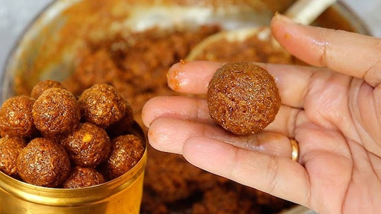 
చివర్లో డ్రైఫ్రూట్స్ ను యాడ్ చేసుకోవాలి: ఇప్పుడు  యాలకుల పొడి వేసి వాసన వచ్చే వరకు ఉంచాలి. ,మళ్ళీ కొత్త  పాన్‌లో కొద్దిగా నెయ్యి లేదా నూనె వేసి  జీడిపప్పు,  బాదం పప్పులు , కిస్మిస్ కూడా  వేసి దీనిలో వేయించి కలుపుకోవాలి. ఇది వేడి మీద ఉండగానే చేతికి నెయ్యి రాసుకుని లడ్డులు చేసుకుని ఫ్యాన్ కింద 15 నిముషాల  పాటు ఉంచాలి. 

