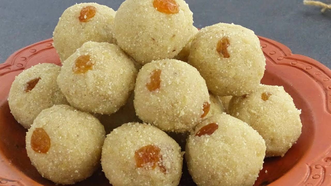 రవ్వను ఇలా వేయించుకోవాలి : మళ్ళీ అదే పాన్ తీసుకుని మరో స్పూన్ నెయ్యి వేసి దీనిలో బొంబాయి రవ్వను బాగా వేయించి , మంచి సువాసన వచ్చే వరకు సన్నని మంటపై దీనిని బాగా వేయించుకుని ఒక ప్లేట్ లేదా గిన్నెలోకి తీసుకోవాలి. ఇక ఇప్పుడు కొబ్బరిని ఇలా వేయించుకోవాలి. పచ్చి లేదా ఎండు కొబ్బరిని తీసుకుని మంచిగా శుభ్రపరచుకోవాలి.
