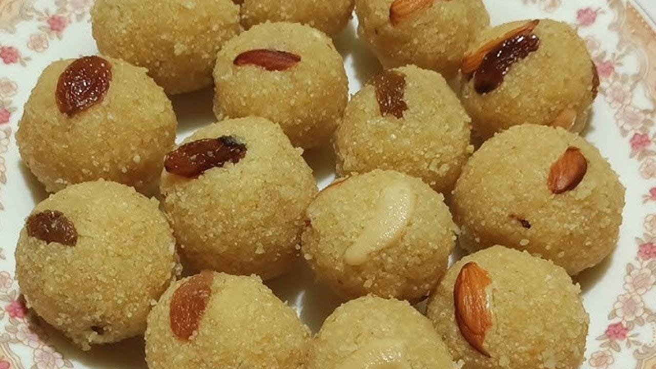 ఇప్పుడు అదే పాన్ లో కొద్దిగా నెయ్యి వేసి కొద్దిగా కొబ్బరి తురుమును కూడా  వాసన పోయే  వరకు కనీసం 10 నిమిషాలు వరకు బాగా వేయించుకోవాలి. ఇక ఆ తర్వాత పాకం మిశ్రమం కూడా ప్రిపేర్ చేసుకోవాలి. ఇక వేయించిన కొబ్బరిలో పంచదార  వేసి వీటిని బాగా కలపాలి. అలాగే పంచదార కరిగిన తర్వాత, వేయించి పెట్టుకున్న రవ్వ, యాలకుల పొడి వేసి దీనిలో కలపాలి.
