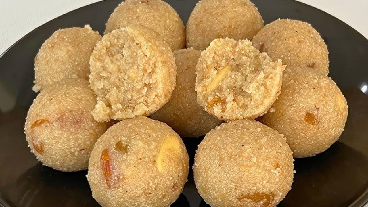 కొబ్బరి రవ్వ లడ్డుకు కావలసిన పదార్థాలు: ఒక కప్పు బొంబాయి రవ్వ, పచ్చి కొబ్బరి తురుము లేదా ఎండు కొబ్బరి తురుము, ఒక కప్పు పంచదార లేదా బెల్లం తురుము, మూడు  టేబుల్ స్పూన్లు నెయ్యి,  ఒక కప్పు పాలు, ఒక టేబుల్ స్పూన్ యాలకుల పొడి,  10
జీడిపప్పు, 10 కిస్మిస్,  రెండు టేబుల్ స్పూన్లు  నూనెను తీసుకోవాలి.