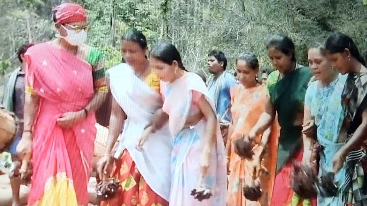 అడవి తల్లి అందించిన స్వరాలు.. పండగల్లో లయబద్ధ నృత్యాలు: నేటి ఆధునిక కాలంలో డిస్కో, బ్రేక్ డాన్స్, స్నేక్ డాన్స్ వంటి పాశ్చాత్య నృత్యాలు, కూచిపూడి, భరతనాట్యం లాంటి శాస్త్రీయ నృత్యాలు ప్రపంచాన్ని ఊపేస్తున్నా, కొండరెడ్డి గిరిజనులకు మాత్రం వాటితో ఎటువంటి ప్రమేయం లేదు. చుట్టూ ముసిరిన కొండలు, జలజలా పారే వాగుల సవ్వడులే వారి నృత్యానికి ప్రేరణ. అడవి తల్లి నేర్పిన లయకు అనుగుణంగా అడుగులు వేస్తూ వారు చేసే నృత్యాలు చూసేవారిని కట్టిపడేస్తాయి. గిరిజన గ్రామాల్లో జరిగే వివాహాది శుభకార్యాల్లోనూ, పండుగ పబ్బాల్లోనూ ఈ లయబద్ధమైన నృత్యాలు వారి సంస్కృతికి ప్రతీకలుగా నిలుస్తాయి. కోయిలల కుహూకుహూలు, సెలయేళ్ల గలగలలను మరిపిస్తూ సాగే గిరిపుత్రుల పాటలు, ఆటలు వారి నిష్కల్మషమైన ఆనందాన్ని చాటిచెబుతాయి.