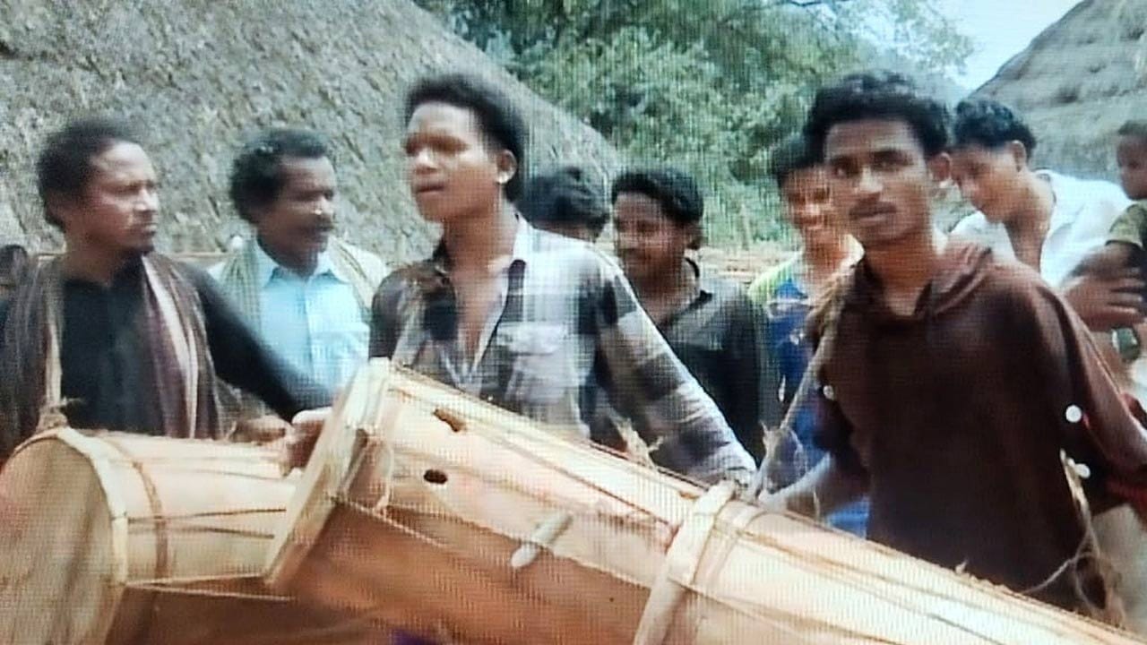 ఆధునిక ప్రపంచపు అలికిడికి దూరంగా, దట్టమైన అడవులు, ఎత్తైన కొండకోనల మధ్య సాగే గిరిజన జీవన విధానం ఎప్పుడూ విలక్షణమైనదే. పచ్చని ప్రకృతిని నమ్ముకుని బతికే గిరిపుత్రుల సంస్కృతి, వారి ఆచార వ్యవహారాలు నిఖార్సైన మానవీయ విలువలకు అద్దం పడతాయి. ముఖ్యంగా ఏలూరు జిల్లా బుట్టాయగూడెం పరిసర ప్రాంతాల్లోని ఏజెన్సీ గ్రామాల్లో నివసించే 'కొండరెడ్డి' గిరిజనుల జీవన శైలి భిన్నమైనది. బాహ్య ప్రపంచంతో పెద్దగా సంబంధాలు లేకపోయినా, తరతరాలుగా వస్తున్న తమ సాంప్రదాయాలను వారు ప్రాణప్రదంగా కాపాడుకుంటున్నారు. సరిగమల గురించిన శాస్త్రీయ పరిజ్ఞానం లేకపోయినా, ప్రకృతి అందించిన శబ్దాలనే రాగాలుగా మలచుకుంటూ సాగే వారి జీవన ప్రయాణం అద్భుతమనే చెప్పాలి.