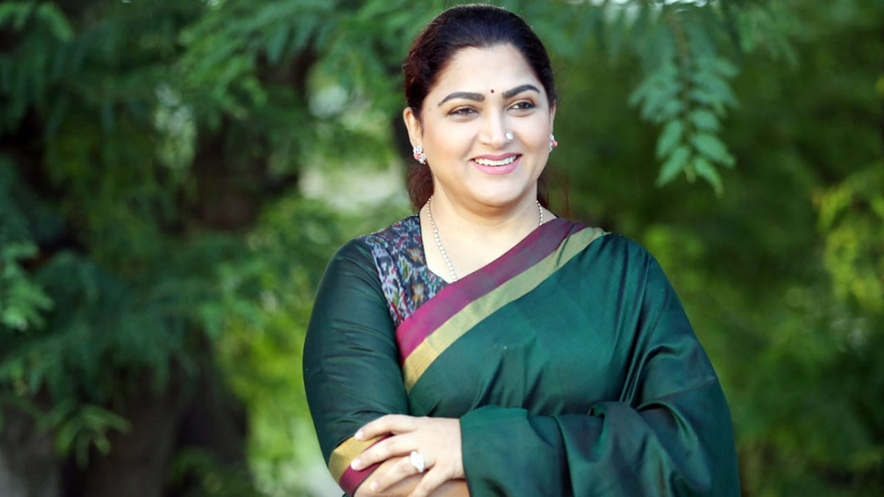 ఆహార అలవాట్ల విషయంలో, జంక్ ఫుడ్‌ను పూర్తిగా తగ్గించుకున్నారు. ఫ్రైడ్ ఐటమ్స్, స్పైసీ లేదా పులుపు ఉండే ఆహారాలపై ఆమెకు పెద్దగా ఆసక్తి ఉండదు. ముఖ్యంగా, గ్లూటెన్‌ను (మైదా) తన డైట్ నుండి పూర్తిగా తొలగించారు. తనకు టీ కేక్స్ అంటే చాలా ఇష్టం అని పేర్కొన్నప్పటికీ, మైదాను మానేసినట్లు తెలిపారు. షుగర్‌ను పూర్తిగా కట్ చేయనప్పటికీ, చాక్లెట్ల పట్ల ఆసక్తి లేదని, మూడు నెలలకు ఒకసారి ఒక చిన్న ముక్క తింటానని అన్నారు. ఐస్‌క్రీమ్‌లు, భారతీయ స్వీట్‌లు తనకు చాలా ఇష్టమని ఖుష్బూ వెల్లడించారు. ఫ్యాడ్ డైట్‌లు పనిచేయవని, తన శరీరానికి ఏమి కావాలో తెలుసుకుని జీవించడం వల్ల బరువు తగ్గడం, దానిని మెయింటైన్ చేయడం సులభమైందని ఆమె అన్నారు. 
