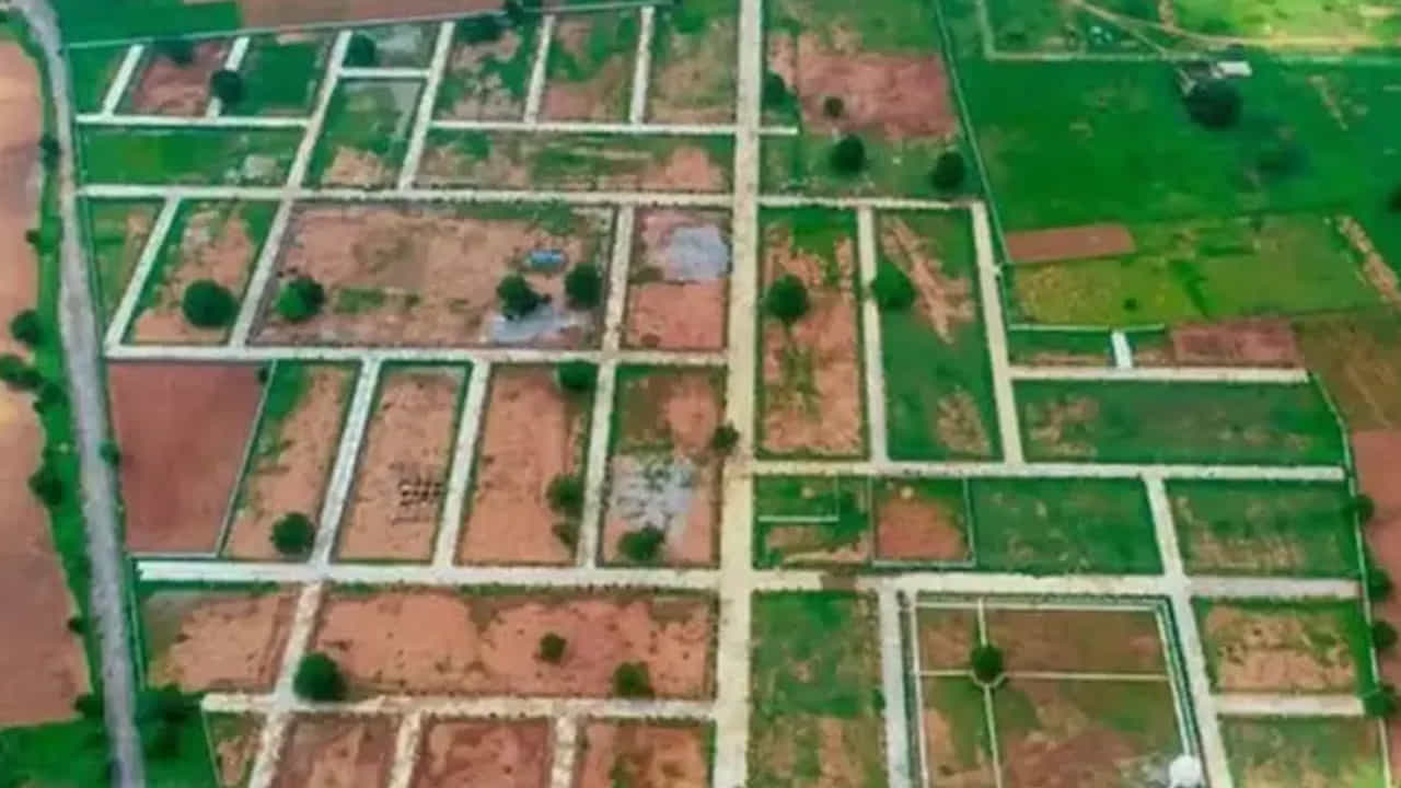 ఒక్కసారిగా కాదు.. విడతల వారీగా పెంపు..ఆర్థిక సలహాదారు అరవింద్ సుబ్రమణియన్ సూచనల మేరకు భారీ పెంపును ఒకేసారి అమలు చేయకుండా మూడు విడతల్లో అమలు చేసే ఆలోచనలో ప్రభుత్వం ఉన్నట్లు సమాచారం. దీనివల్ల ప్రభుత్వానికి ఆదాయం పెరగడమే కాకుండా ప్రజలపై ఒక్కసారిగా భారం పడకుండా ఉంటుందని భావిస్తున్నారు.
