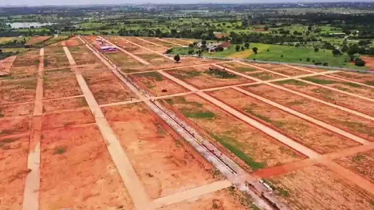 ప్రతి ఏడాది స్వల్ప పెంపు దిశగా ఆలోచన..నాలుగేళ్లకోసారి భారీగా ధరలు పెంచడం కంటే ప్రతి ఏడాది స్వల్పంగా పెంచే విధానాన్ని అమలు చేయాలని కూడా సూచనలు వచ్చినట్లు తెలుస్తోంది. మహారాష్ట్ర తరహాలో ప్రతి ఏడాది కనీసం 2 శాతం పెంపు విధానాన్ని పరిశీలిస్తున్నట్లు సమాచారం.                                                                                                                                                                                                                                                                  