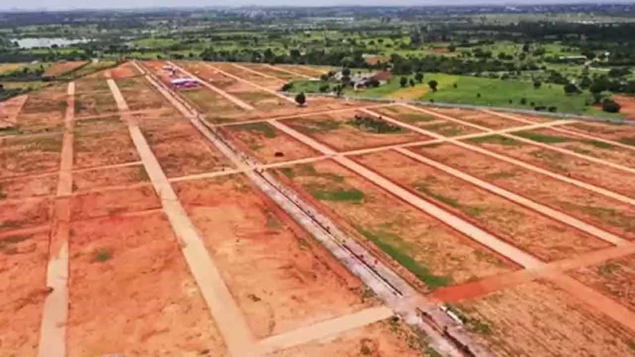 ప్రతి ఏడాది స్వల్ప పెంపు దిశగా ఆలోచన..నాలుగేళ్లకోసారి భారీగా ధరలు పెంచడం కంటే ప్రతి ఏడాది స్వల్పంగా పెంచే విధానాన్ని అమలు చేయాలని కూడా సూచనలు వచ్చినట్లు తెలుస్తోంది. మహారాష్ట్ర తరహాలో ప్రతి ఏడాది కనీసం 2 శాతం పెంపు విధానాన్ని పరిశీలిస్తున్నట్లు సమాచారం.                                                                                                                                                                                                                                                                  