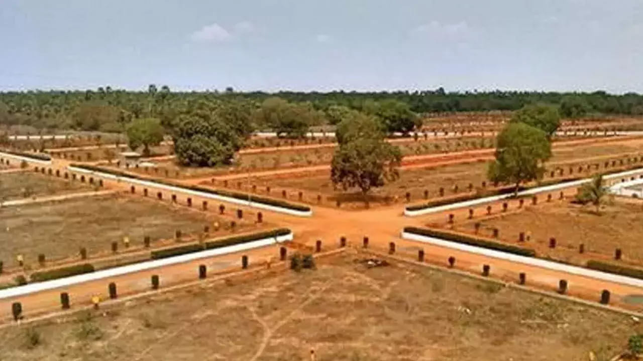 నార్సింగ్‌లో రియల్ ఎస్టేట్ జోరు.. నార్సింగ్ ప్రాంతంలో ప్రస్తుతం గజం విలువ రూ.23,800గా ఉంది. 75 శాతం పెరిగితే రూ.41,650 వరకు చేరే అవకాశం ఉంది. ఈ ప్రాంతంలో హైరైజ్ భవనాలు, గేటెడ్ కమ్యూనిటీలు వేగంగా పెరుగుతున్న నేపథ్యంలో మార్కెట్ రేట్లు ఇప్పటికే భారీగా ఉన్నాయి.ఫ్లాట్ల రిజిస్ట్రేషన్లపై ప్రభుత్వ దృష్టి.. ప్రస్తుతం ఫ్లాట్ల కొనుగోళ్ల ద్వారానే రిజిస్ట్రేషన్ శాఖకు సుమారు 65 శాతం ఆదాయం వస్తోంది. రూ.1 కోటి నుంచి రూ.5 కోట్ల మధ్య విలువైన ఫ్లాట్ల కొనుగోళ్లు పెరుగుతున్నందున, ఫ్లాట్ల విలువల పెంపు ద్వారా ప్రభుత్వానికి మరింత ఆదాయం వచ్చే అవకాశముందని అధికారులు భావిస్తున్నారు.