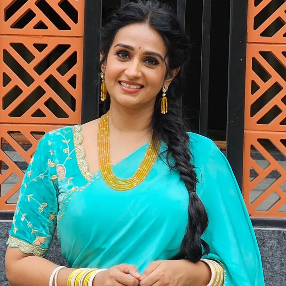 పొద్దున లేవగానే వంట చేయడం మొదలుపెట్టి, సుమారు 11 గంటల సమయంలో వంట పూర్తవగానే భోజనం చేస్తారు. ఇదే ఆమెకు లంచ్ అవుతుంది. ఇంట్లో లేని సమయాల్లో మినహా, యూఎస్‌లో తన పని కూడా ఇంటి నుండే కాబట్టి ఈ దినచర్యను పాటిస్తానని చెప్పారు. లంచ్ కొంచెం ముందుగా తినడం వల్ల, ఆమె మధ్యలో స్నాక్స్ లేదా ఫ్రూట్స్ తీసుకోరు. సీజనల్ పండ్లు దొరికితే అప్పుడప్పుడు తింటారు. సాయంత్రం 6 లేదా 7 గంటల సమయంలో మళ్లీ ఆకలి వేసినప్పుడు, మిగిలిన కుటుంబ సభ్యులతో కలిసి ఆమె రెండోసారి భోజనం చేస్తారు.