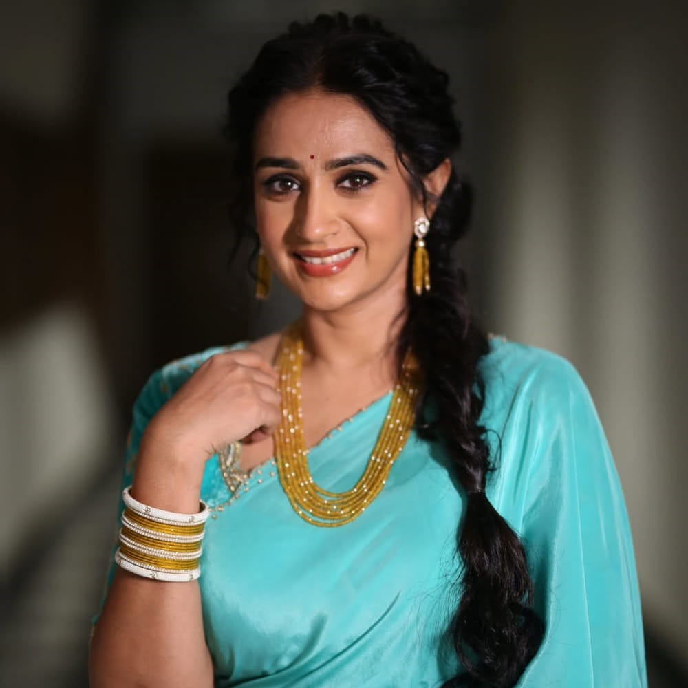 నటి లయ తన వ్యక్తిగత ఆహార రహస్యాలను, జీవనశైలిని ఓ ఇంటర్వ్యూలో పంచుకున్నారు. ఆమె తాను ఆచరించే పద్ధతులను ఎవరికీ సలహాగా ఇవ్వడం లేదని, ఇది కేవలం తన అలవాటు మాత్రమేనని అన్నారు. చాలా ఏళ్లుగా ఇదే విధానాన్ని పాటిస్తున్న లయ, ఇది తనకు బాగా సరిపోయిందని వివరించారు. లయ అల్పాహారం (బ్రేక్‌ఫాస్ట్) చేయనని తెలిపారు. అల్పాహారం సమయానికి, మధ్యాహ్న భోజనం సమయానికి మధ్య తనకు ఎక్కువ సమయం ఉండదని, కాబట్టి బ్రేక్‌ఫాస్ట్ చేయడం తనకు వర్కవుట్ అవ్వదని తెలిపారు. దీనికి బదులుగా, ఆమె నేరుగా లంచ్ చేస్తారు.