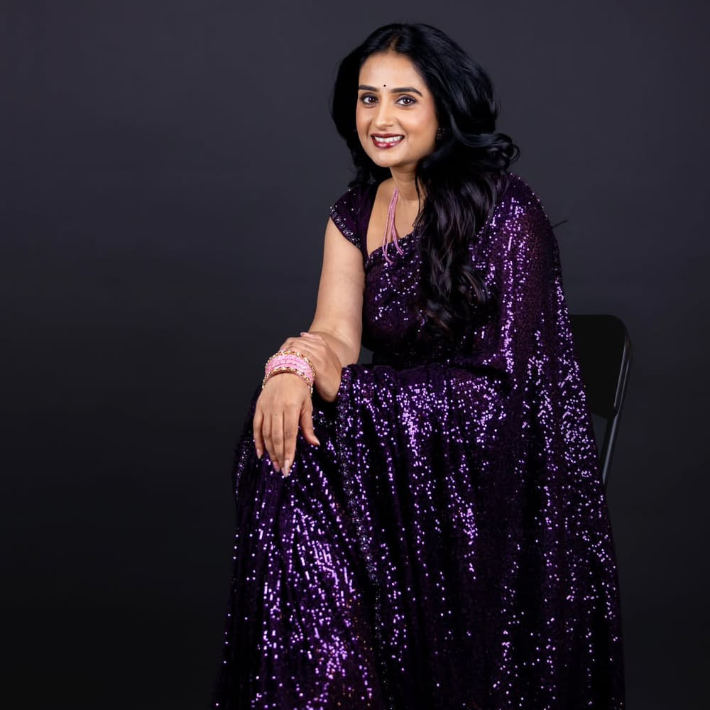 ఈ ఇంటర్వ్యూలో లయ మాట్లాడుతూ.. టాలీవుడ్ క్లాసిక్ భక్తిరస చిత్రం ‘అమ్మోరు’ సినిమా గురించిన ఒక షాకింగ్ సీక్రెట్ను బయటపెట్టారు. కోడి రామకృష్ణ దర్శకత్వంలో గ్రాఫిక్స్ వండర్గా వచ్చిన ‘అమ్మోరు’ చిత్రంలో మొదట చైల్డ్ ఆర్టిస్ట్ పాత్ర కోసం లయనే అనుకున్నారట. అప్పటికి ఆమె చైల్డ్ ఆర్టిస్ట్గా కొన్ని సినిమాలు చేస్తూ క్లాసికల్ డాన్సర్గా గుర్తింపు తెచ్చుకున్నారు. అయితే ఆ సమయంలో లయ వయసు చాలా పెద్దది కావడం, పైగా చదువుపైనే పూర్తిగా దృష్టి పెట్టడం వల్ల ఆ భారీ ఆఫర్ను తిరస్కరించాల్సి వచ్చిందని తెలిపారు. ఒకవేళ ఆ సినిమా చేసి ఉంటే లయ కెరీర్ గ్రాఫ్ మరోలా ఉండేదనే చెప్పాలి. ఆ తర్వాత అదే పాత్రను నటి సునయన పోషించి కెరీర్లో మైలురాయిని అందుకున్నారు.