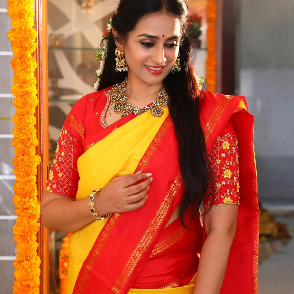 మామిడి పండ్లు వేసవిలో, సీతాఫలాలు, నేరేడు పండ్లు, పనసకాయలు వాటి సీజన్‌లలో మాత్రమే తీసుకుంటానని చెప్పారు. అన్ని కాలాల్లో లభించని ఈ పండ్లను ఇష్టపడతానని ఆమె పేర్కొన్నారు. ఇది ఆమె ఆరోగ్యానికి, అందానికి దోహదపడుతుందని తెలిపారు. సౌందర్య సంరక్షణ విషయానికి వస్తే, లయ ఒక సాధారణ రొటీన్‌ను పాటిస్తారు. ఇందులో ఫేస్ వాష్, మాయిశ్చరైజర్, సన్‌స్క్రీన్ మాత్రమే ఉంటాయని తెలిపారు. సీరంలు వంటి అదనపు ఉత్పత్తులు వాడనని, తన రొటీన్ చాలా సింపుల్‌గా ఉంటుందని ఆమె వివరించారు. తన చర్మంపై ఎటువంటి అనవసర ప్రయోగాలు చేయనని తెలిపారు.