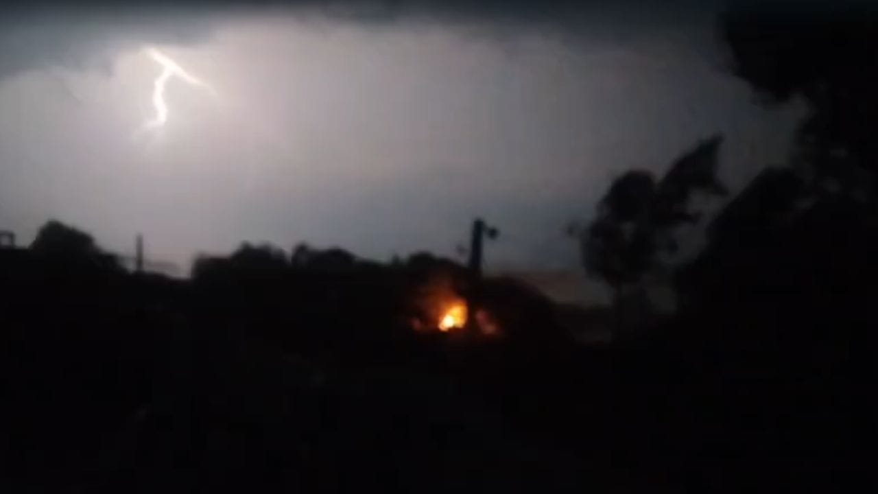 Andhra News: ఉరుములు, మెరుపులతో జోరు వర్షం.. ఒక్కసారిగా ఇంటిపై పడిన పిగుడు.. ఇదిగో వీడియో