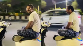 నడి రోడ్డుపై యోగా స్టంట్,చేతులు, కాళ్లు ముడుచుకుని స్కూటర్ నడిపిన