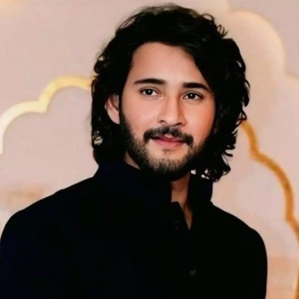 ఇదిలా ఉంటే జాన్వీ కపూర్ గతంలో ఓ ఇంటర్వ్యూలో.. మహేష్ బాబు గురించి చేసిన కామెంట్స్ ఇప్పుడు మరోసారి వైరల్ అవుతున్నాయి. మహేష్ బాబు చాలా అందంగాడు. ఆయనకు అసలు వయసు పెరుగుతుందా అని అనిపిస్తుంది. ఎప్పుడూ యంగ్ గా కనిపిస్తుంటారు. ఆయన నాకన్నా యంగ్ గా కనిపిస్తుంటారు అంటూ చెప్పుకొచ్చింది జాన్వీ కపూర్. ఈ కామెంట్స్ ఇప్పుడు వైరల్ అవుతున్నాయి. 