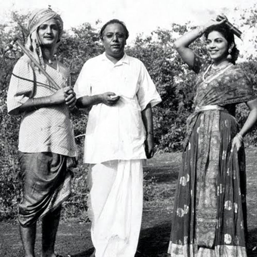 దర్శకరత్న బి.ఎన్. రెడ్డి దర్శకత్వంలో, ప్రతిష్టాత్మక వాహిని ప్రొడక్షన్స్ పతాకంపై 1951 డిసెంబర్ 20న ఈ చిత్రం విడుదలైంది. శ్రీకృష్ణదేవరాయల పాలనా కాలం నాటి సామాజిక, సాంస్కృతిక వాతావరణాన్ని ఈ సినిమా కళ్లకు కట్టింది. గ్రామీణ శిల్పి నాగరాజు (ఎన్టీఆర్), అతని మేనత్త కూతురు మల్లీశ్వరి (భానుమతి) చిన్ననాటి స్నేహితులు, ప్రేమికులు.
