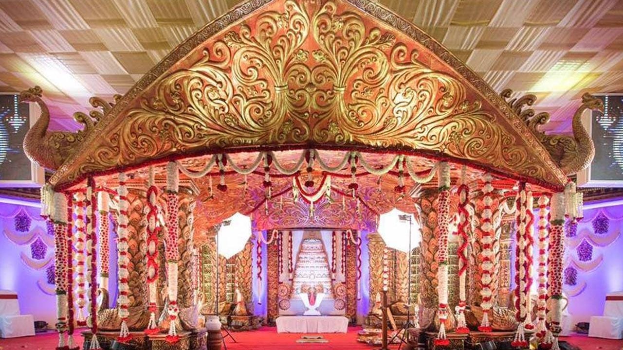 వచ్చేనెలలో జూన్ 19వ తేదీ నుండి మళ్లీ శుభ ముహూర్తాలు ప్రారంభం అవుతున్నాయి.. జూన్ 19, 20, 21, 24, 25, 26,27, 28 తేదీలలో అనుకూల శుభ ముహూర్తాలు ఉన్నాయని పండితులు సూచిస్తున్నారు. జులైలో కూడా 1వ తేదీ నుండి 9వ తేదీ వరకు మంచి ముహూర్తాలున్నాయని పండితులు సూచిస్తున్నారు. ఆగస్టు నెలలో కూడా 16, 20,21 22, 23, 24 ,25 ,26, 27,28,30 తేదీలలో వరుసగా శుభకార్యాలకు మంచి ముహూర్తాలునట్లుగా పండితులు సూచిస్తున్నారు.